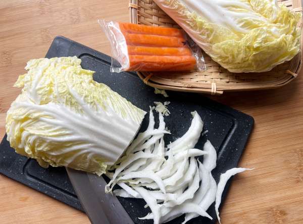 minestra di cavolo cinese con surimi e mais