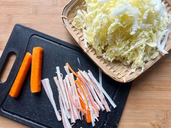 minestra di cavolo cinese con surimi e mais