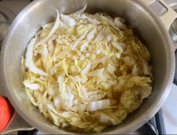 minestra di cavolo cinese con surimi e mais