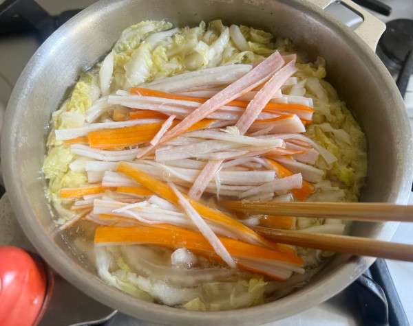 minestra di cavolo cinese con surimi e mais