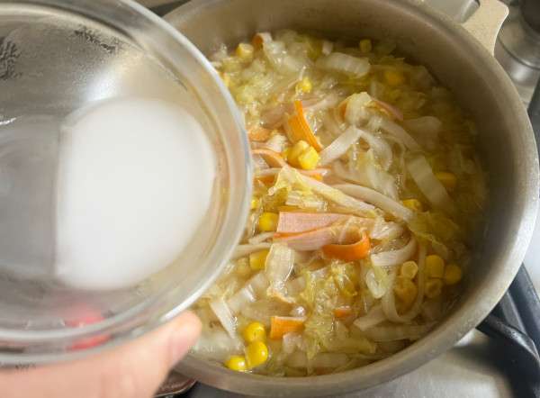 minestra di cavolo cinese con surimi e mais