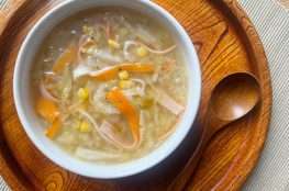 minestra di cavolo cinese con surimi e mais