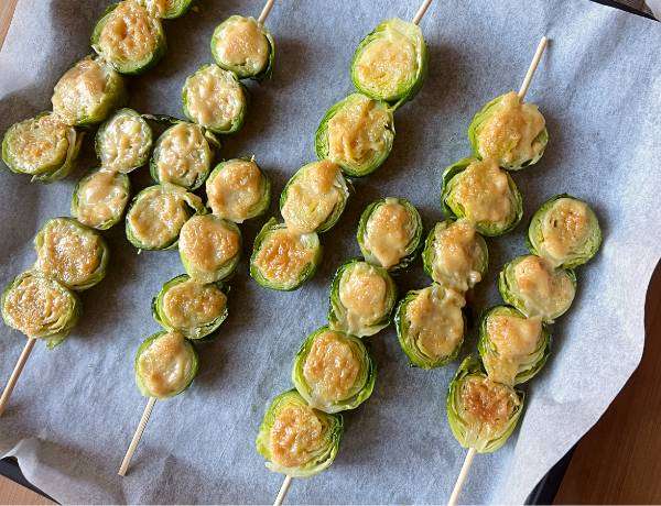 Spiedini di cavoletti di bruxelles con salsa misomayo