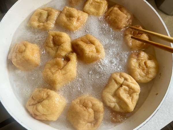 Spaghetti di grano saraceno con tofu fritti (Kitsune soba)