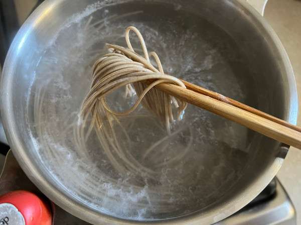 Spaghetti di grano saraceno con tofu fritti (Kitsune soba)