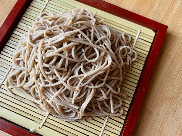 Spaghetti di grano saraceno con tofu fritti (Kitsune soba)