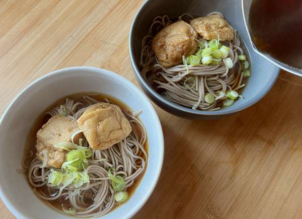 Spaghetti di grano saraceno con tofu fritti (Kitsune soba)