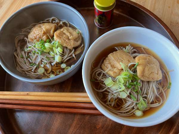 spaghetti soba in brodo con tofu fritti