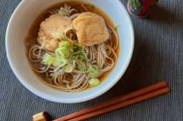 spaghetti di soba con tofu fritti