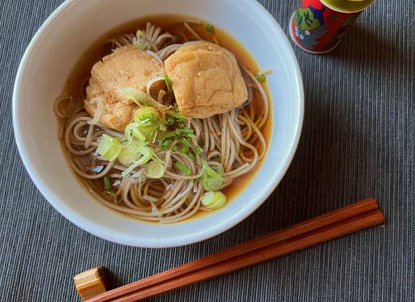 spaghetti di soba con tofu fritti