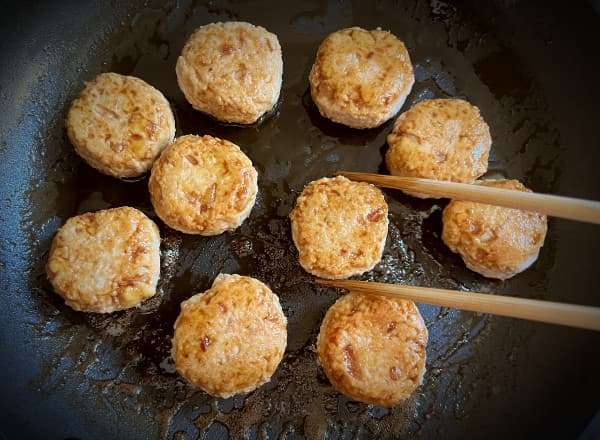 polpette di pollo tsukune allo spiedo tsukune