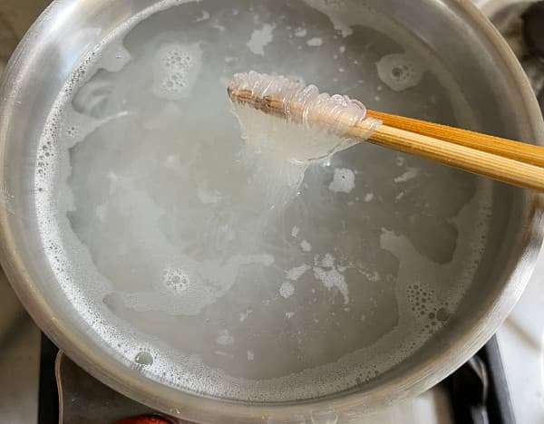 vermicelli di soia freddi alla salsa di soia e senape