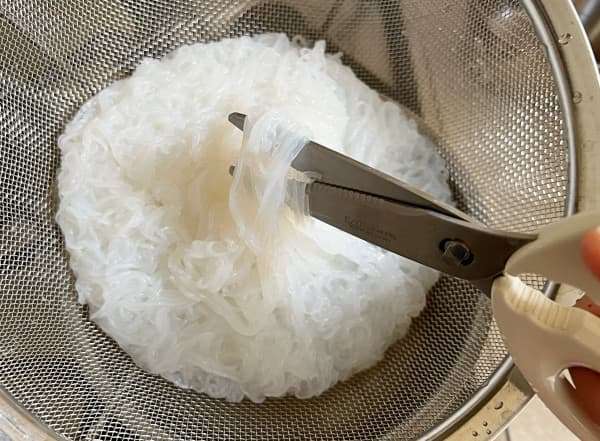 vermicelli di soia freddi alla salsa di soia e senape