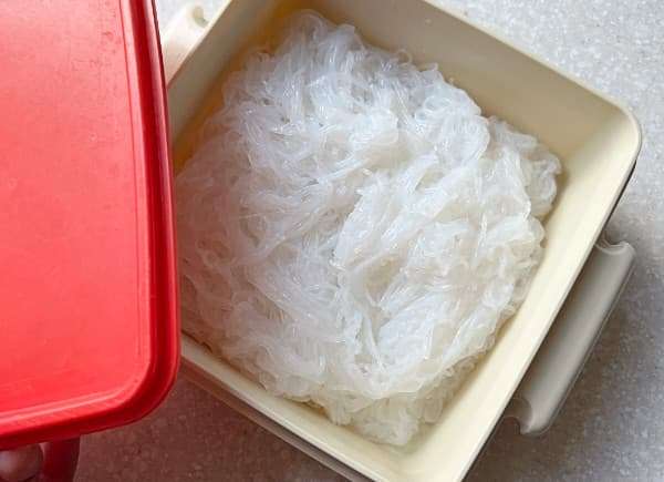 vermicelli di soia freddi alla salsa di soia e senape