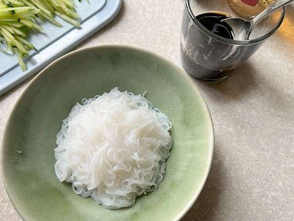 vermicelli di soia freddi alla salsa di soia e senape