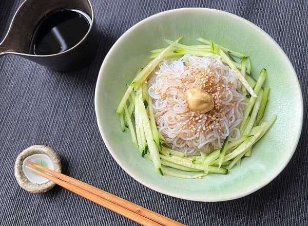 vermicelli di soia freddi alla salsa di soia e senape