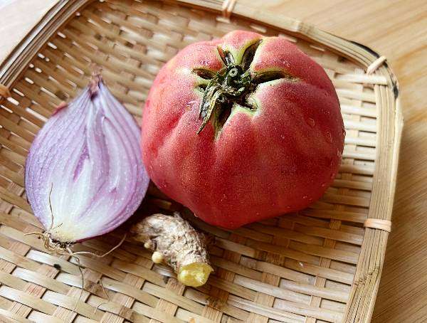 Insalata di pomodoro con cipolla, zenzero e sushizu