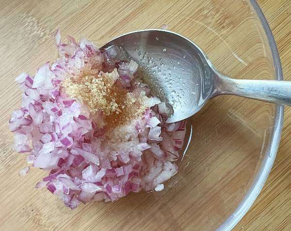 Insalata di pomodoro con cipolla, zenzero e sushizu