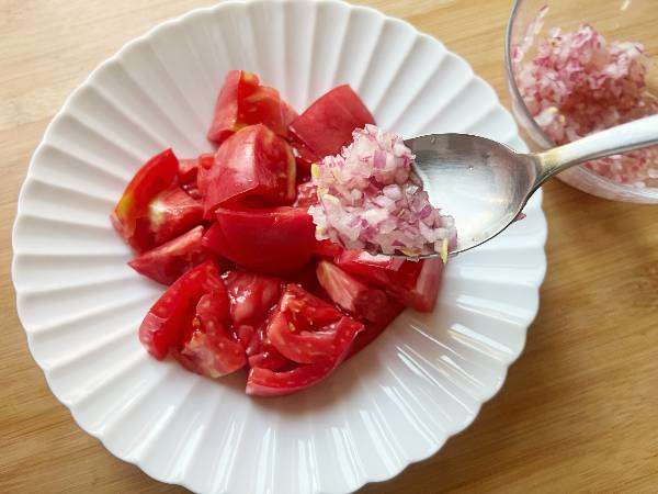 Insalata di pomodoro con cipolla, zenzero e sushizu