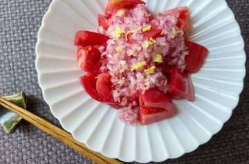 Insalata di pomodoro con cipolla, zenzero e sushizu