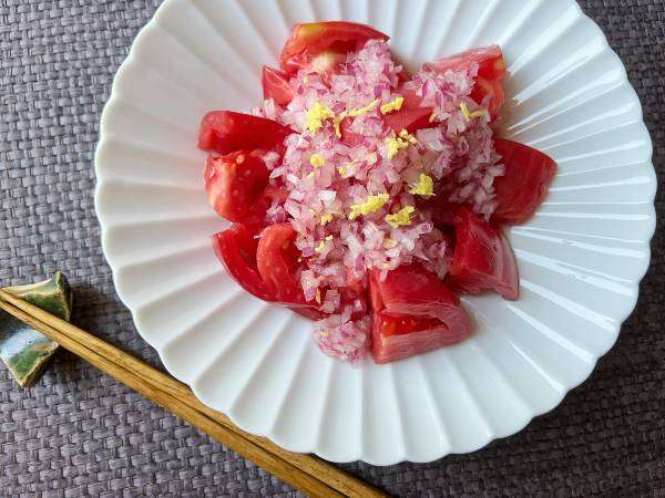 Insalata di pomodoro con cipolla, zenzero e sushizu