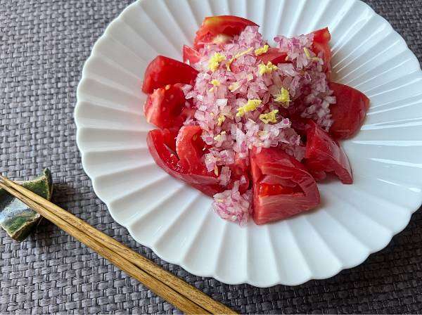 Insalata di pomodoro con cipolla, zenzero e sushizu