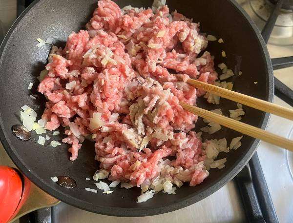 spaghetti di patate dolci con carne e cetriolo