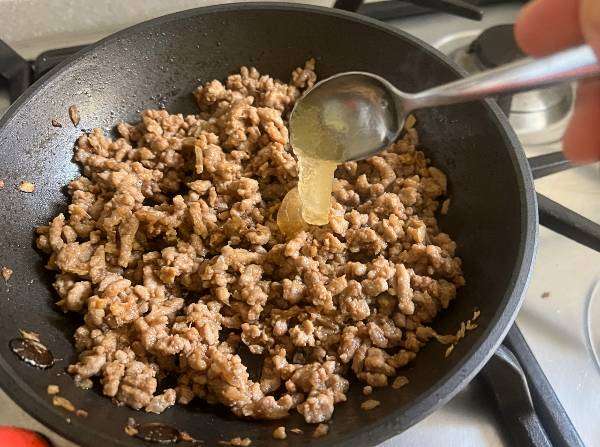 spaghetti di patate dolci con carne e cetriolo