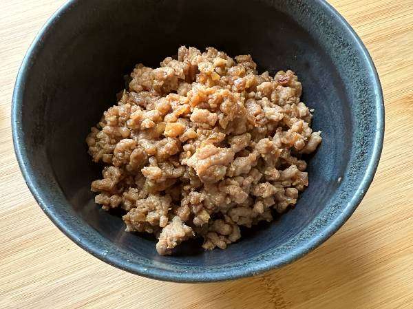 spaghetti di patate dolci con carne e cetriolo