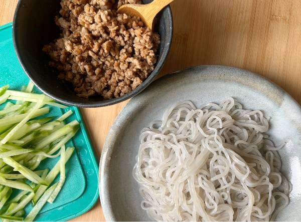 spaghetti di patate dolci con carne e cetriolo