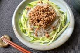 spaghetti di patate dolci con carne e cetriolo