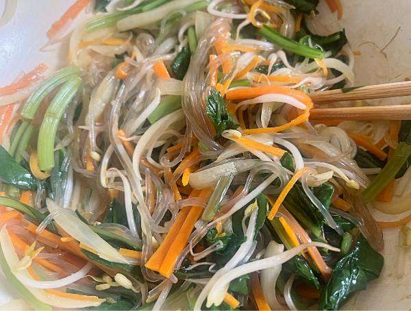 vermicelli di patate dolci saltati con verdure