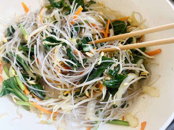 vermicelli di patate dolci saltati con verdure