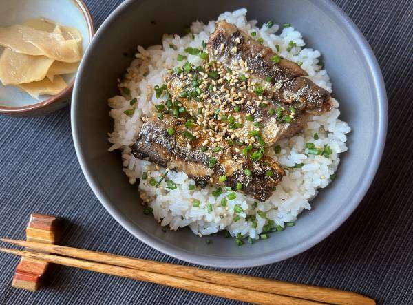 kabayakidon con sardine in scatola