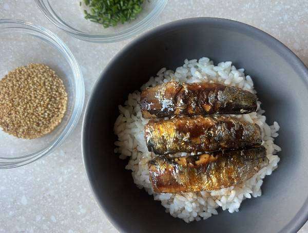 kabayakidon con sardine in scatola