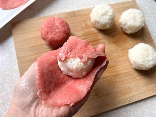 riso arrotolato con carne nikumaki onigiri