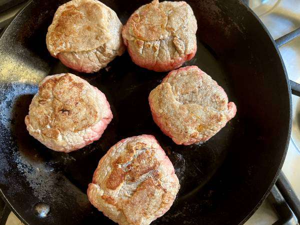 riso arrotolato con carne nikumaki onigiri