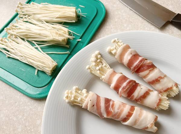 Involtini di funghi enoki e pancetta