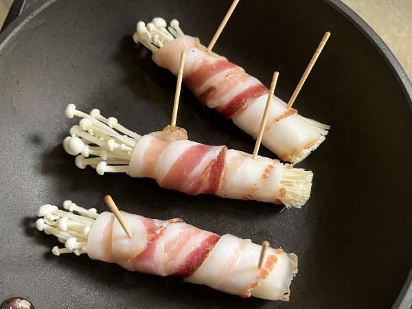 involtini di funghi enoki e pancetta