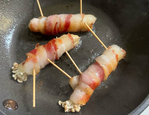 involtini di funghi enoki e pancetta