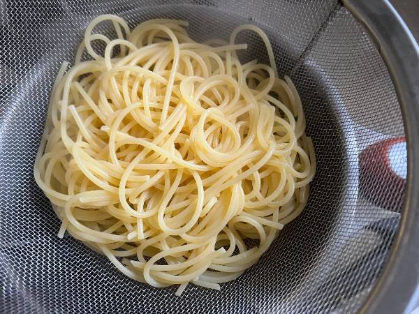 Spaghetti con uova di spigola sotto sale
