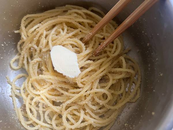 spaghetti con uova di pesce, burro e alga nori