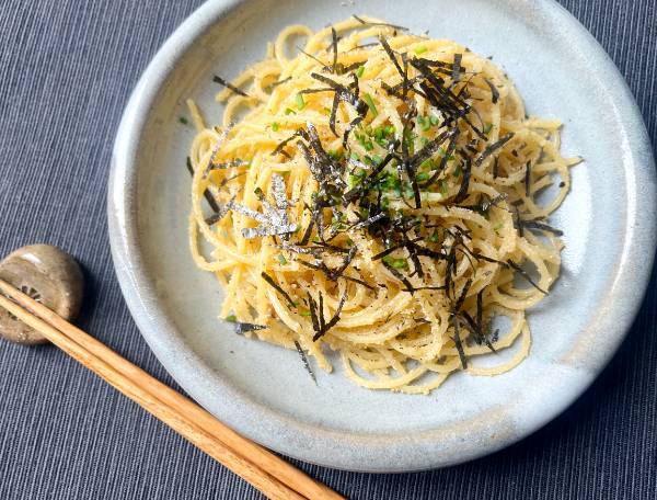 spaghetti con uova di spigola sotto sale, erba cipolline, alga nori