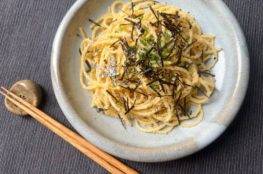 spaghetti con uova di pesce, burro e alga nori