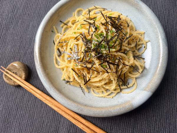 spaghetti con uova di pesce, burro e alga nori