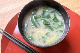 zuppa di miso con rucola e tahina