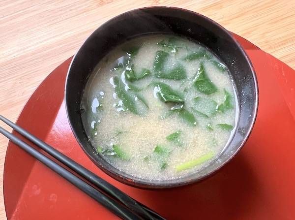 zuppa di miso con rucola e tahina