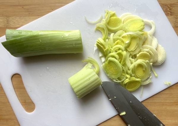 vellutata di rapa bianca e porro con dashi di konbu, senza panna