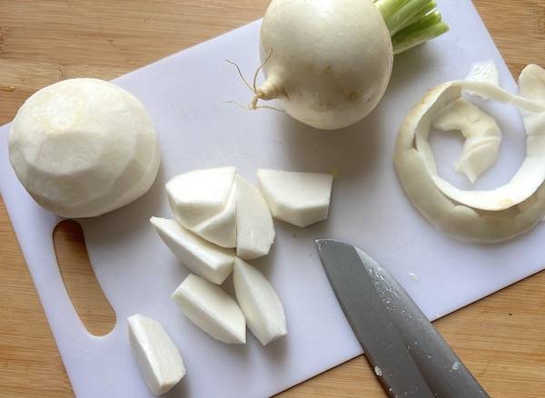 vellutata di rapa bianca e porro con dashi di konbu, senza panna