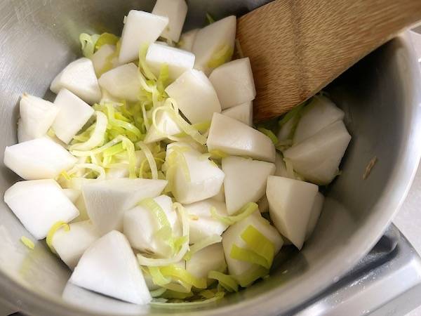 vellutata di rapa bianca e porro con dashi di konbu, senza panna